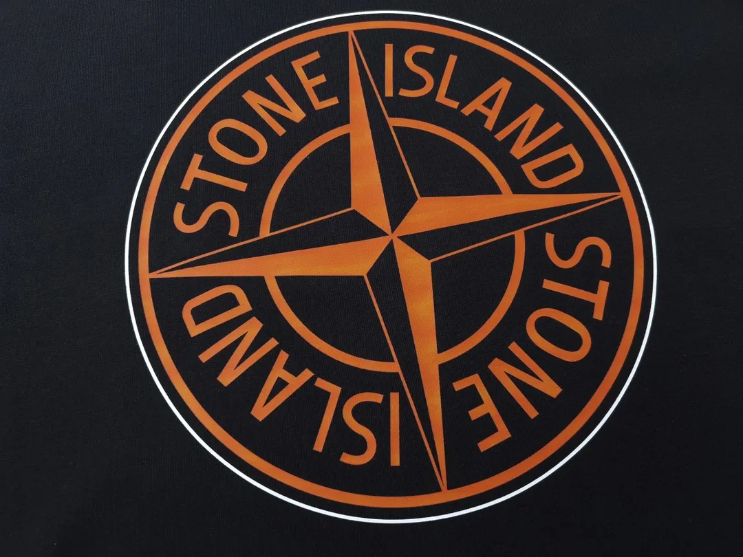 W616#P110💰 [Stone lsland/Stone Island summer new short-sleeved T-shirt with big green compass print on the chest] ⚠️[Original creation, high control of details] Made of 260g combed cotton 32-count double yarn - Simple basic versatile style, original single quality, the first choice for couples. - Made in a large factory, four needles and five threads on the shoulder, neatly arranged, high quality workmanship. - Same style for men and women, very versatile, one piece for each person Details are clearly visible. Color: Black White Size: M L